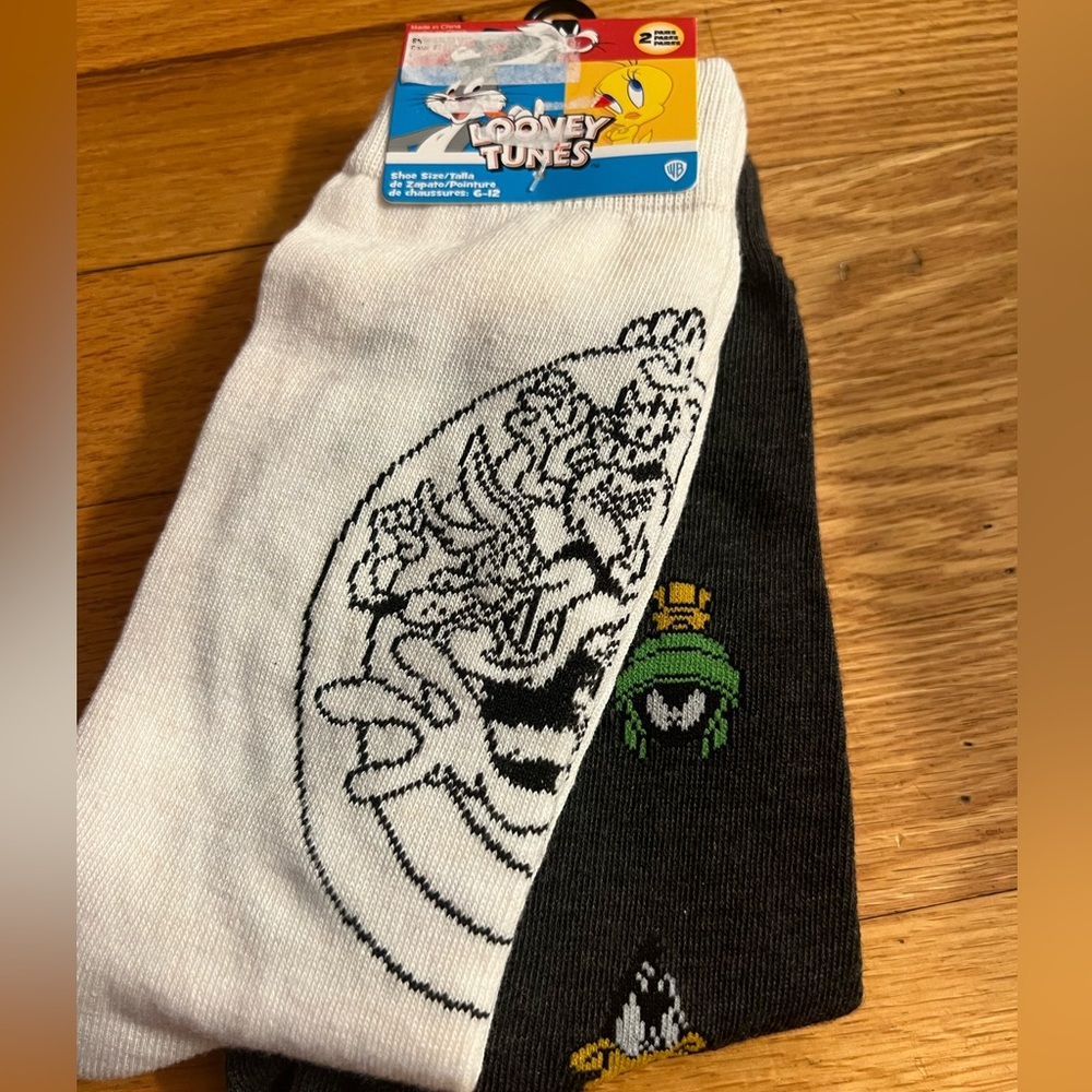 - Looney tunes set of socks 2 pair